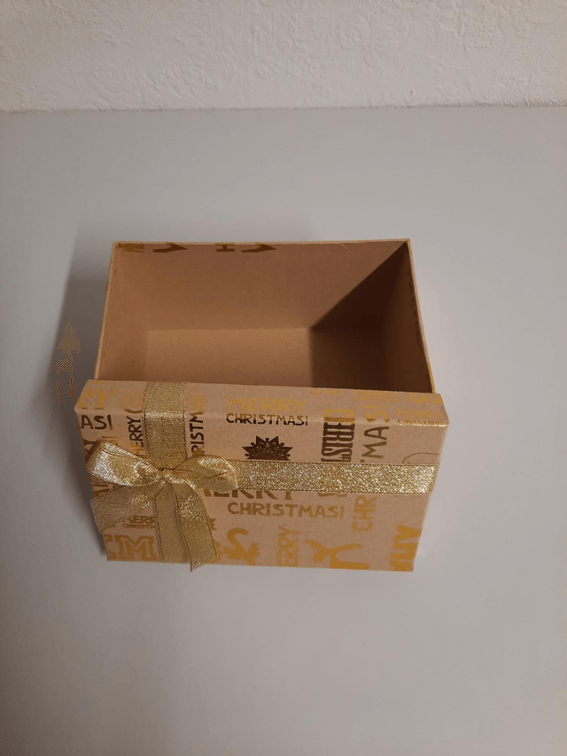 Coffret de Noël vide occasion ( un peu déchiré en dessous ) 