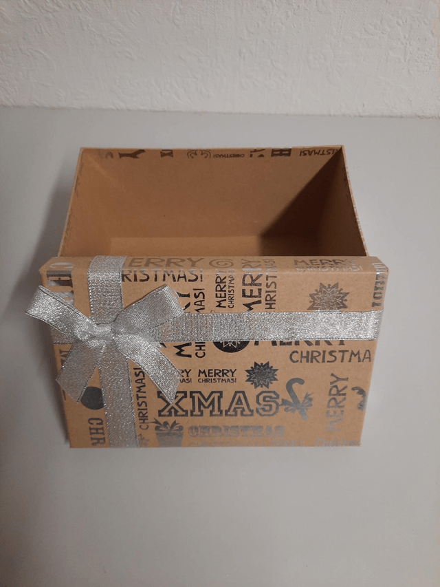 Coffret de Noël vide occasion ( un peu déchiré en dessous) 