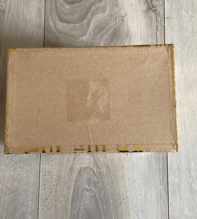 Grand coffret de noël doré occasion écratiné en dessous 