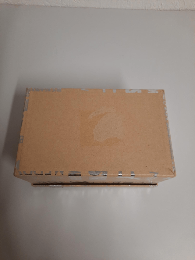 Coffret de Noël vide occasion ( un peu déchiré en dessous) 