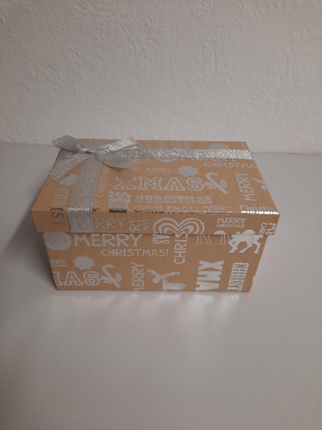 Coffret de Noël vide occasion ( un peu déchiré en dessous) 