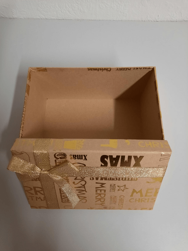 Coffret de Noël vide occasion ( un peu déchiré en dessous ) 