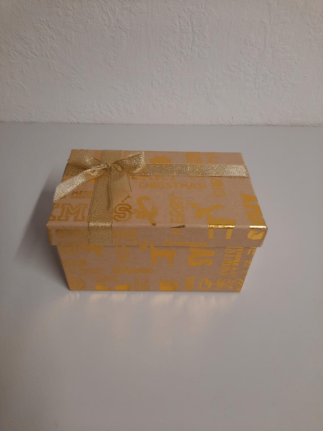 Coffret de Noël vide occasion ( un peu déchiré en dessous ) 