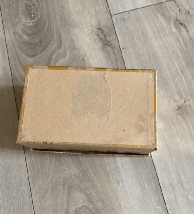 Petit coffret de noël doré occasion écratiné en dessous 