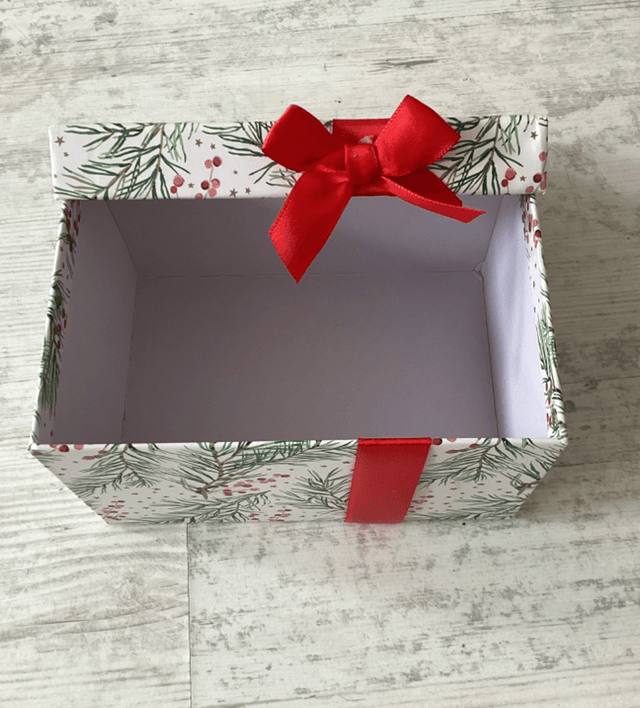 Petit coffret vide de noël petite tache sur le ruban rouge 