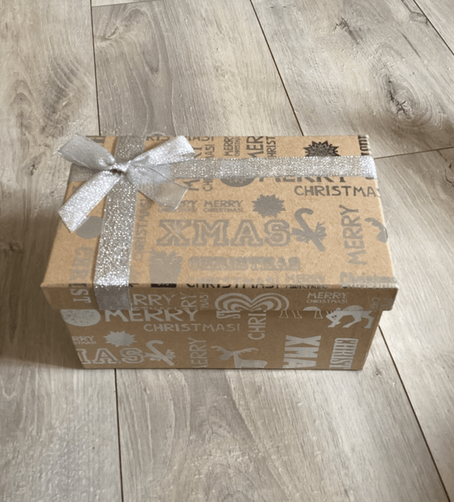 Grand coffret de noël gris occasion écratiné en dessous 