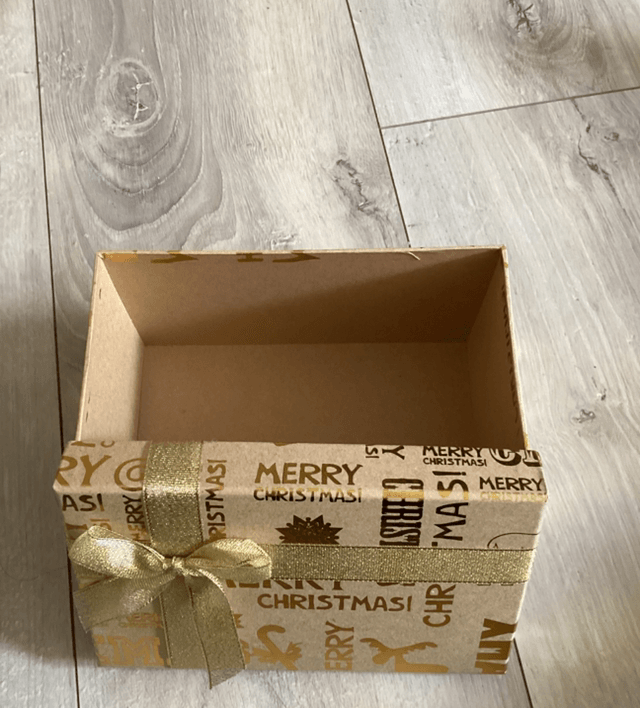 Petit coffret de noël doré occasion écratiné en dessous 