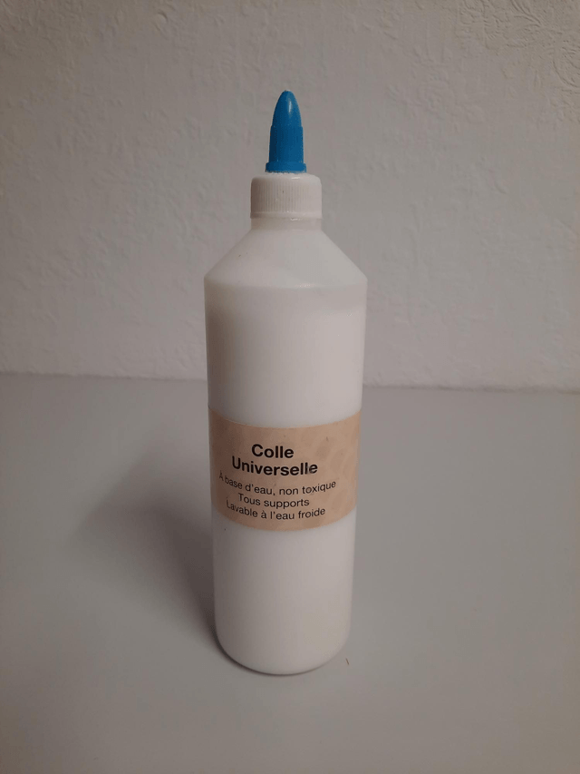 Colle universelle  un tout petit peu entamé 