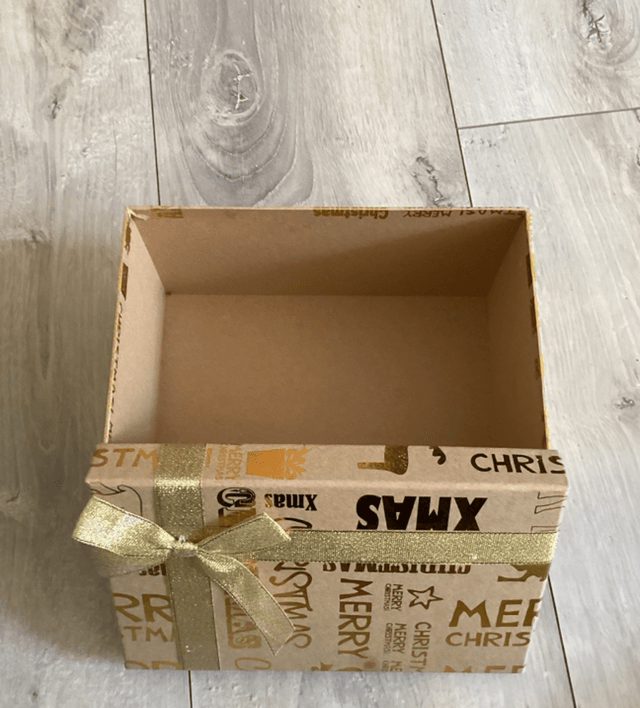 Grand Coffret de noël doré occasion 1 tache sur le dessus, et écratiné en dessous 