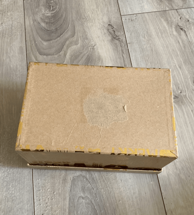 Grand Coffret de noël doré occasion 1 tache sur le dessus, et écratiné en dessous 