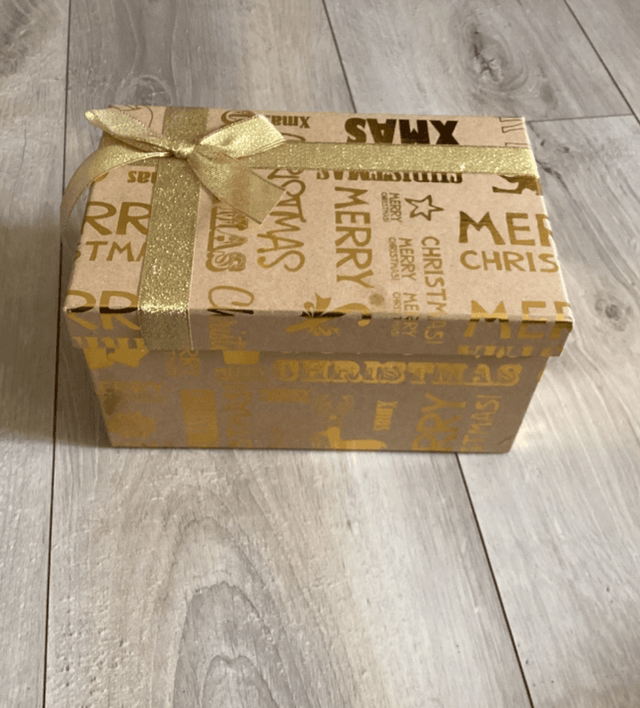 Grand Coffret de noël doré occasion 1 tache sur le dessus, et écratiné en dessous 
