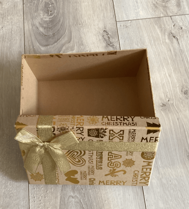Grand coffret de noël doré occasion écratiné en dessous 