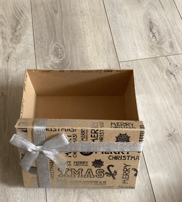 Grand coffret de noël gris occasion écratiné en dessous 