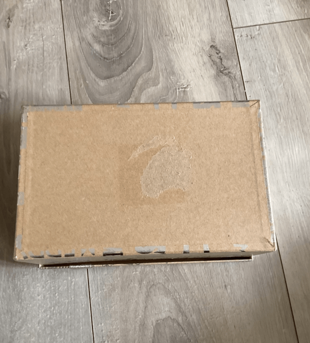 Grand coffret de noël gris occasion écratiné en dessous 