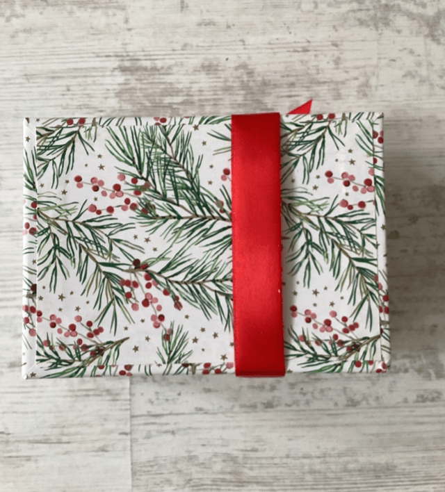 Petit coffret vide de noël petite tache sur le ruban rouge 