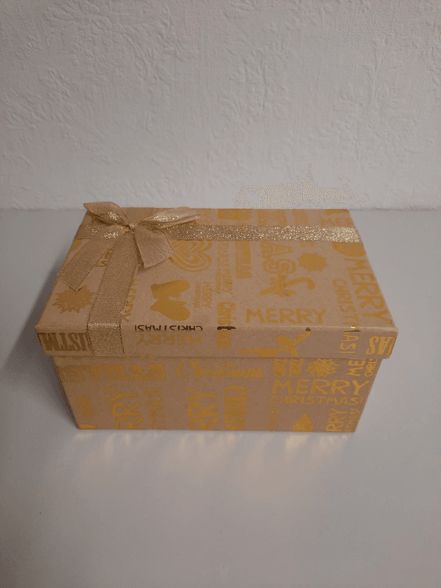Coffret de Noël vide occasion ( un peu déchiré en dessous ) 
