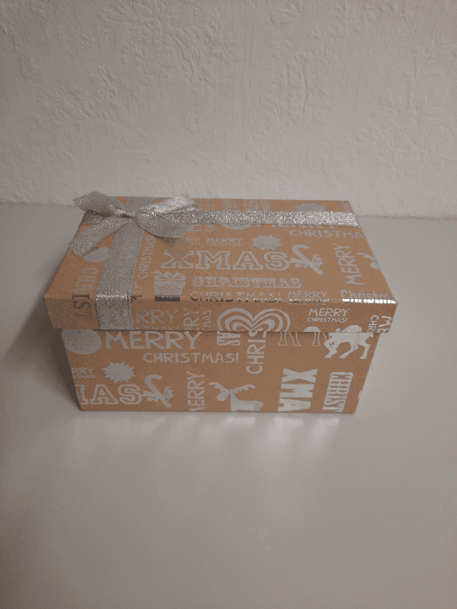 Coffret de Noël vide occasion ( un peu déchiré en dessous) 