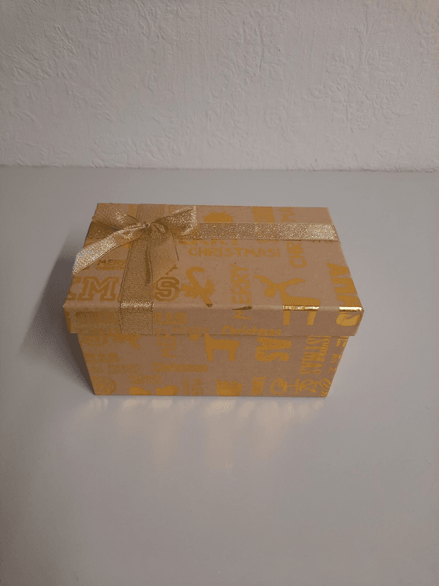 Coffret de Noël vide occasion ( un peu déchiré en dessous ) 