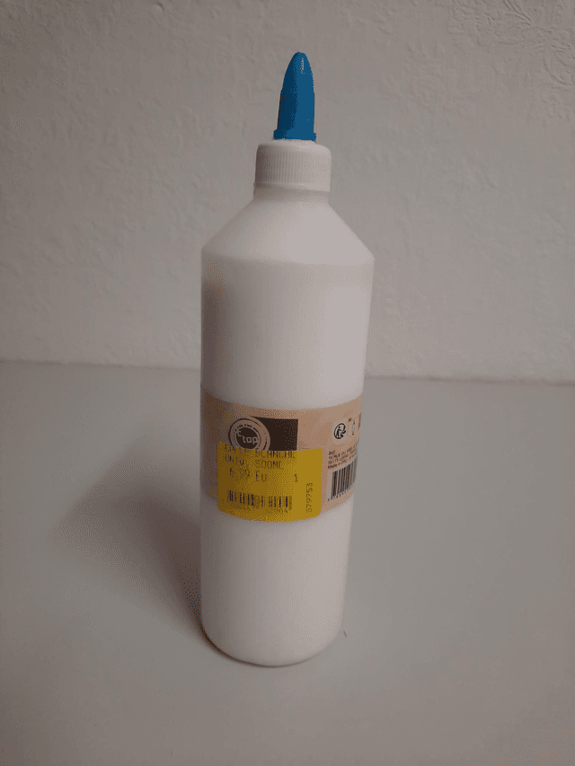 Colle universelle  un tout petit peu entamé 