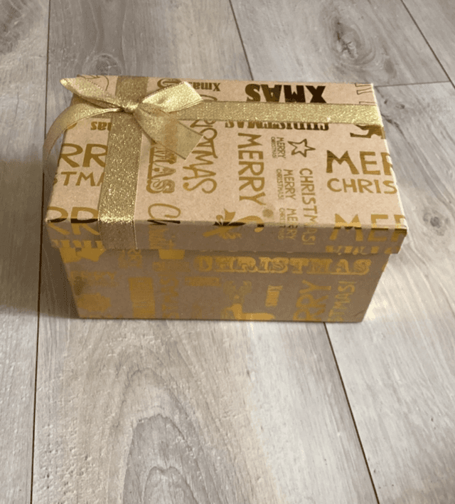 Grand Coffret de noël doré occasion 1 tache sur le dessus, et écratiné en dessous 